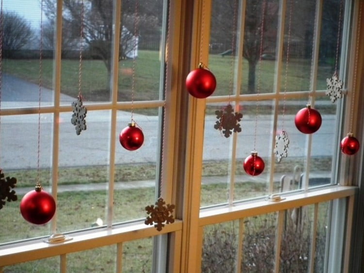 decora-tus-ventanas-en-navidad-con-esferas