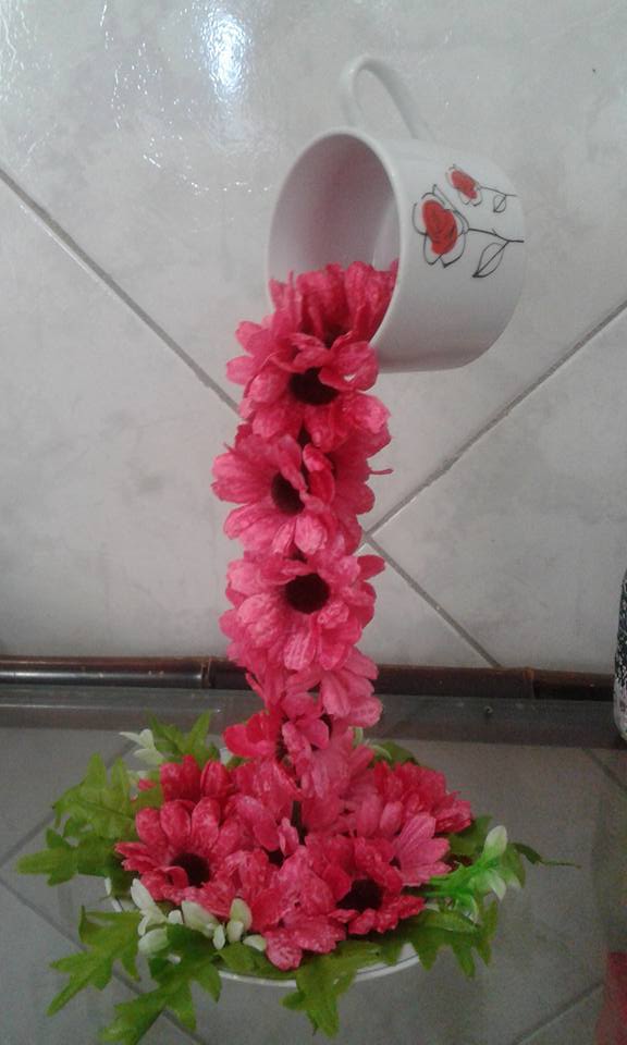Taza flotante con cascada de flores