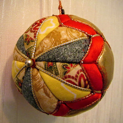Esferas navideñas con retazos de tela