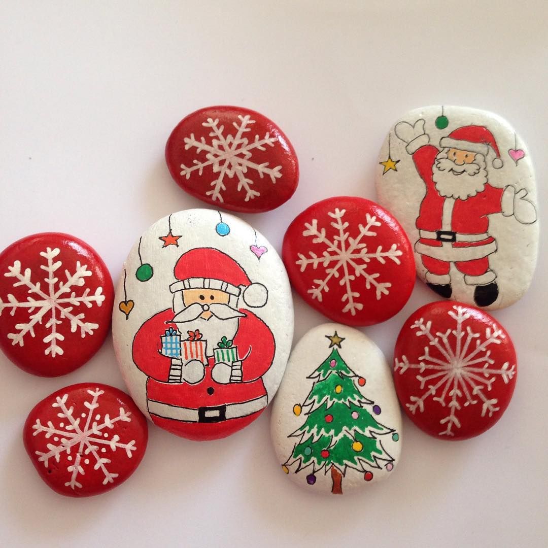 Piedras decoradas con motivos navideños