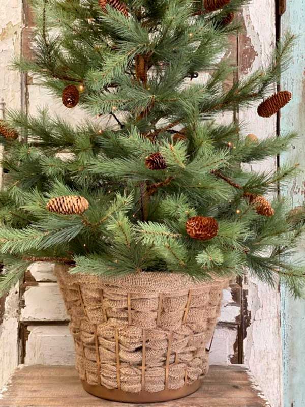 Transforma un cesto de ropa en una bella base de árbol navideño